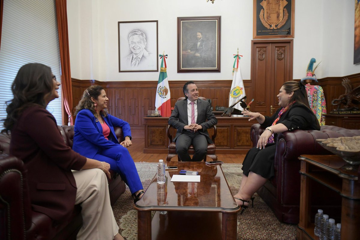 Esta tarde recibí a las Presidentas de los Poderes Judiciales de Oaxaca, Magistrada Berenice Ramírez Jiménez y de Veracruz, la Magda. Lisbeth Aurelia Jiménez Aguirre. El intercambio de experiencias y coordinación entre poderes del Estado, permiten seguir llevando justicia a