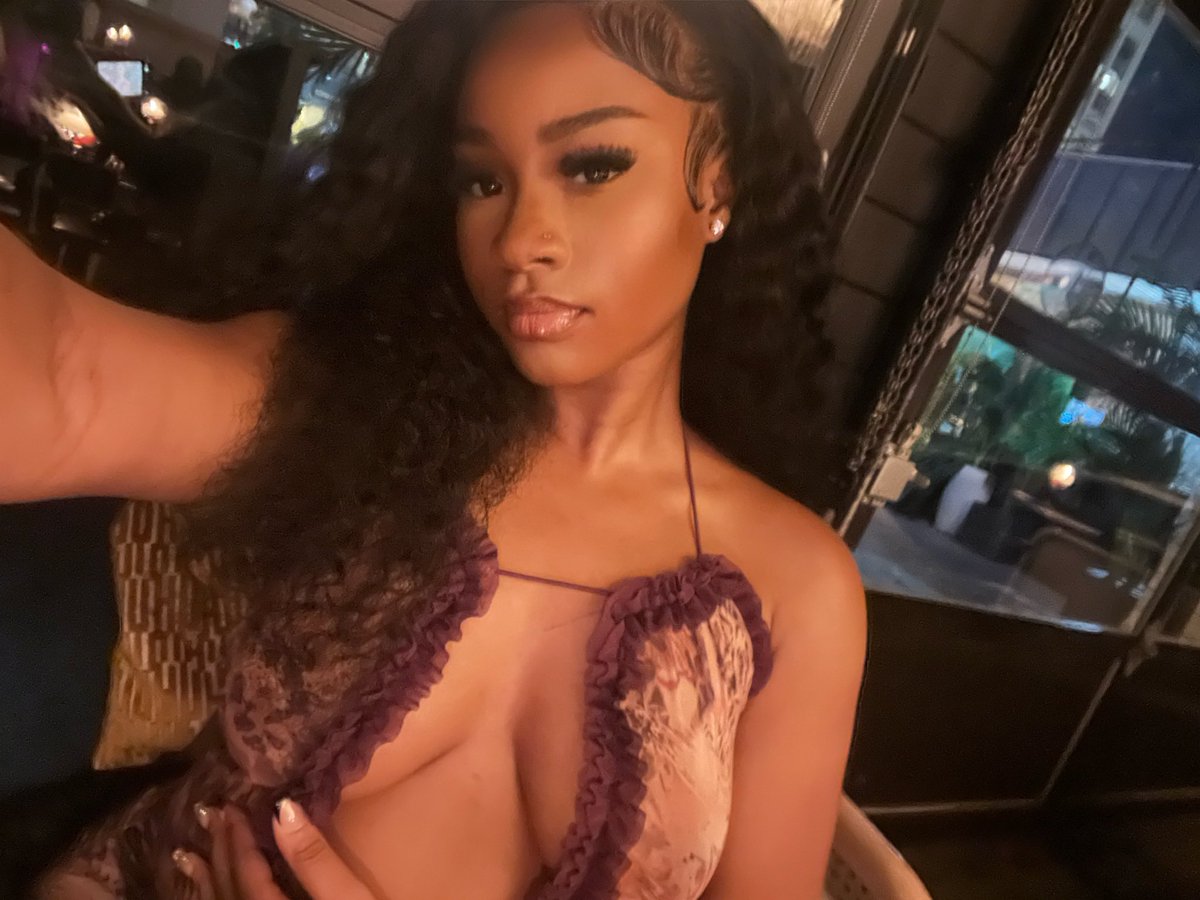 simplyyvidaa's tweet photo. bad b put her in chanel she go to clark atlanta 😍😍✌🏽 https://t.co/UeBPgS1poj