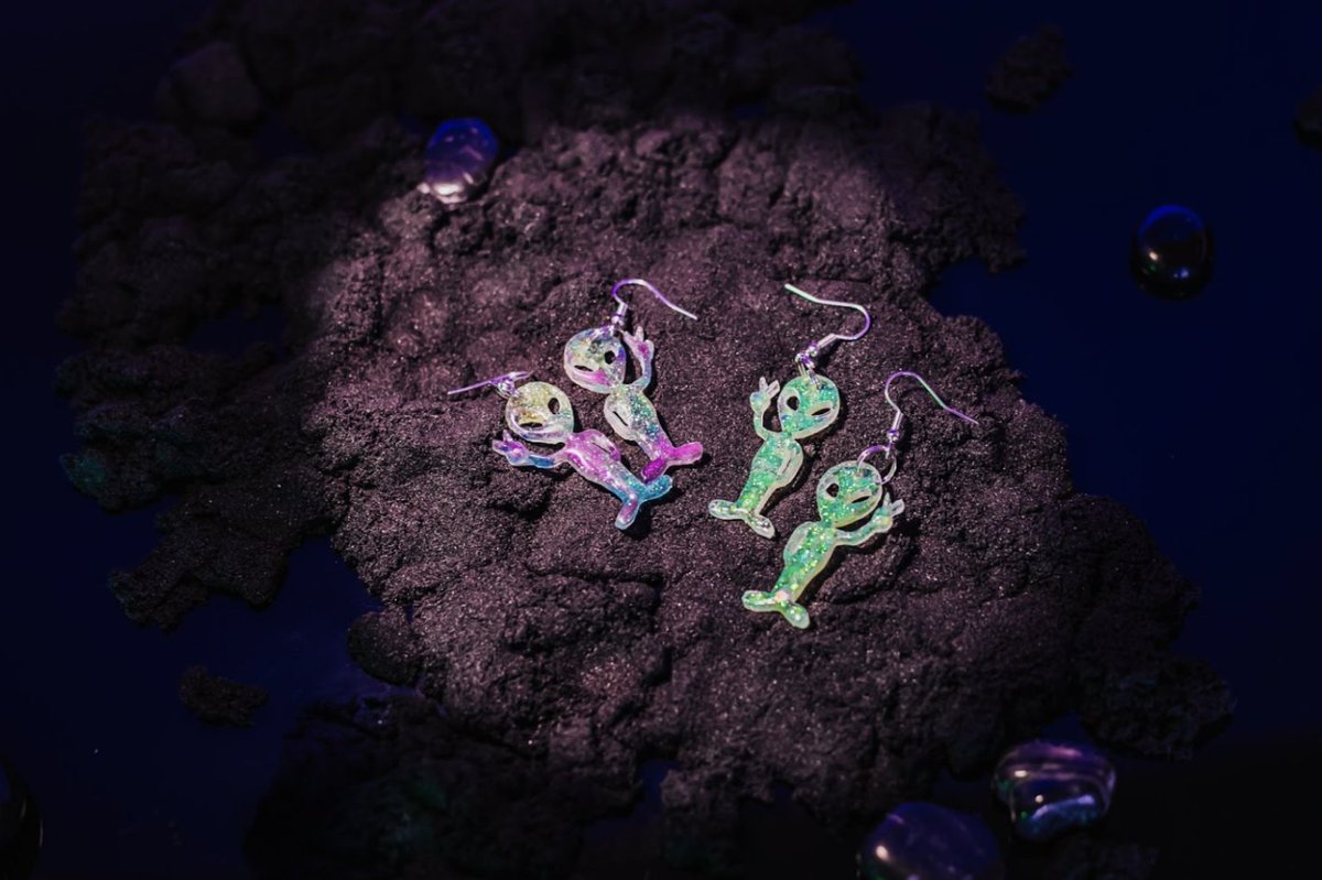 🌌 Unleash your cosmic charm with our latest collection! Featuring handcrafted alien figures with a sparkling iridescent finish, these earrings are perfect for anyone who wants to add an out-of-this-world touch to their style. 🛸

#spacealiens #alienjewelry #jewelrylover