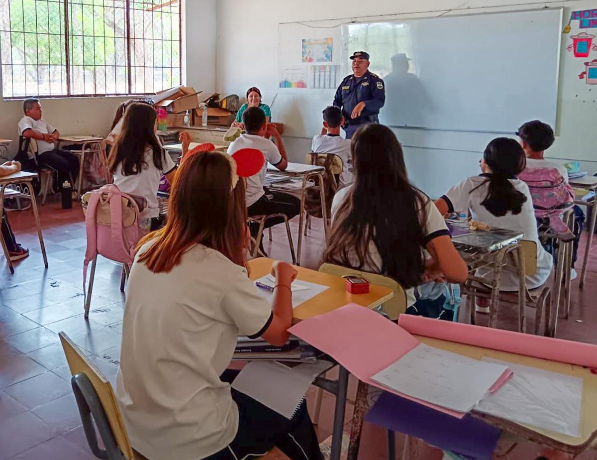 Hoy conversamos sobre valores humanos en el Centro Escolar El Dorado, en Chalatenango. Instamos a los alumnos a ponerlos en práctica en sus relaciones con los compañeros, la familia y su comunidad. #PlanControlTerritorial