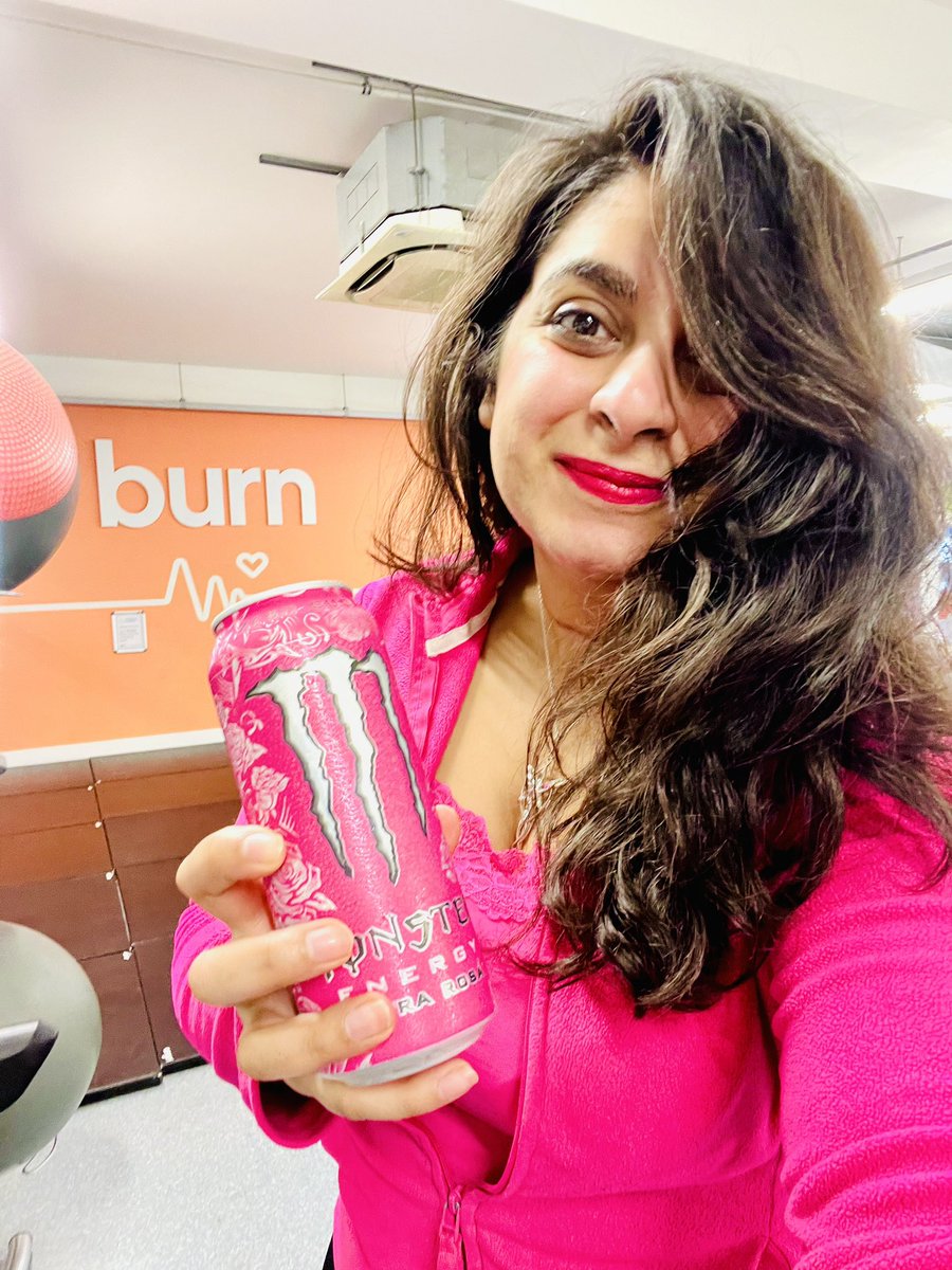Matching energy drink to celebrate 30 consecutive days of working out at the gym 💪 Feeling super proud of myself 🥰 The workouts have gotten easier as the days have gone by, and my energy levels have improved but still not at pre-surgery levels - can only get better from here 💃