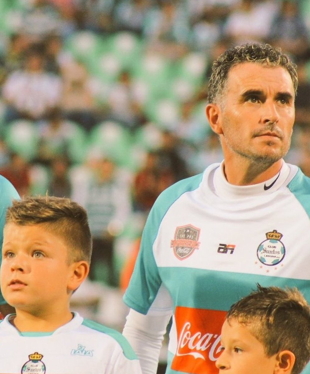 Convocado por Ignacio Ambriz para el partido de mañana Tahiel Jiménez, hijo del gran <a href="/walterjimenez7/">WALTER JIMENEZ "EL LORITO"</a>.

Delantero de 18 años de edad, jugador de <a href="/miseleccionmx/">Selección Nacional</a>. 🇲🇽

'Nacho' Ambriz y <a href="/ClubSantos/">Club Santos</a> visitan al <a href="/ClubNecaxa/">Club Necaxa</a> y a <a href="/DTFentanes/">Eduardo Fentanes</a>.