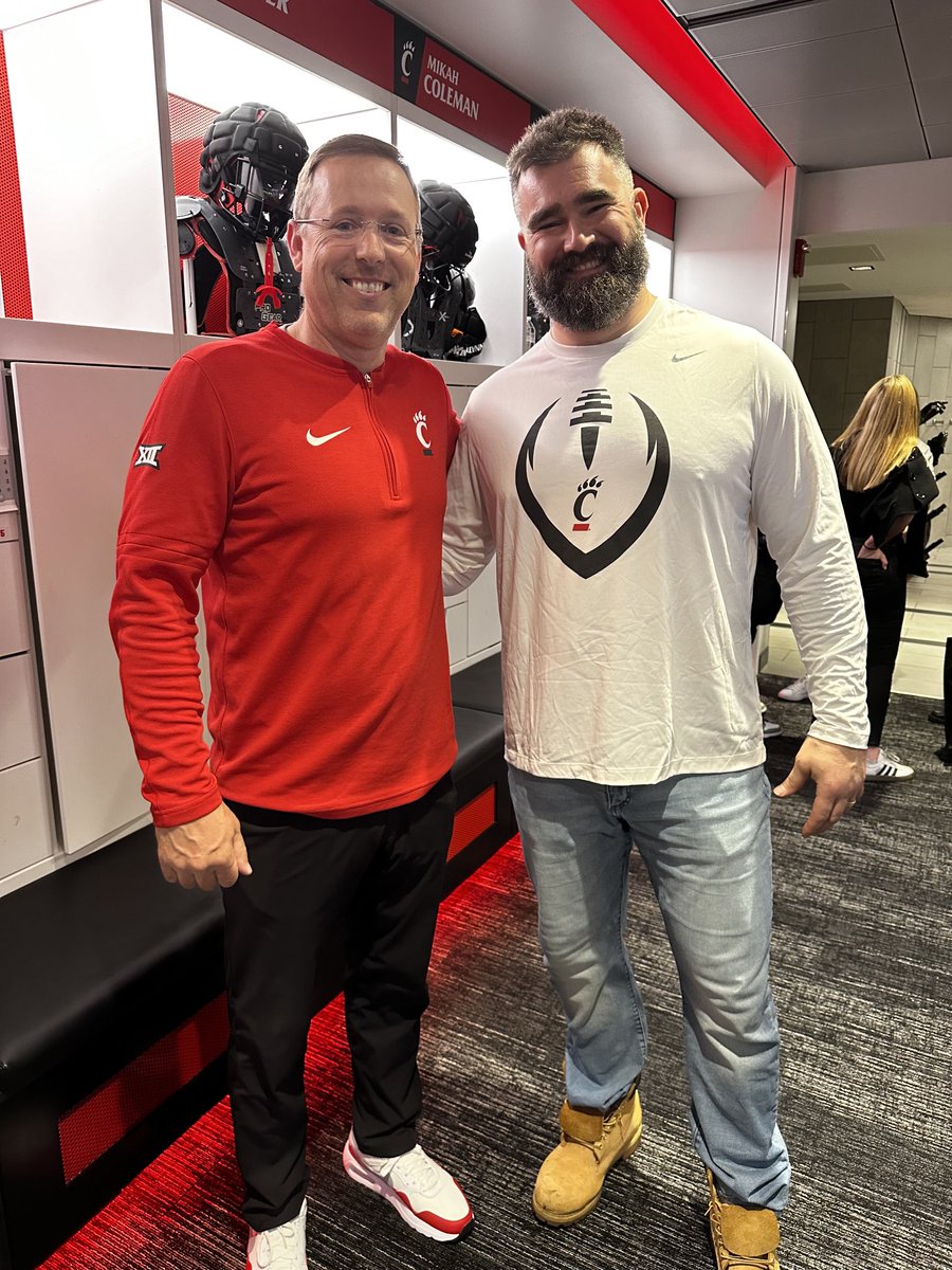 Very grateful to ⁦⁦@JasonKelce⁩ and ⁦@tkelce⁩ for speaking to our team. Pumped to have them back in Clifton! #GoBearcats ⁦@GoBearcatsFB⁩ ⁦@newheightshow⁩ ⁦@uofcincy⁩