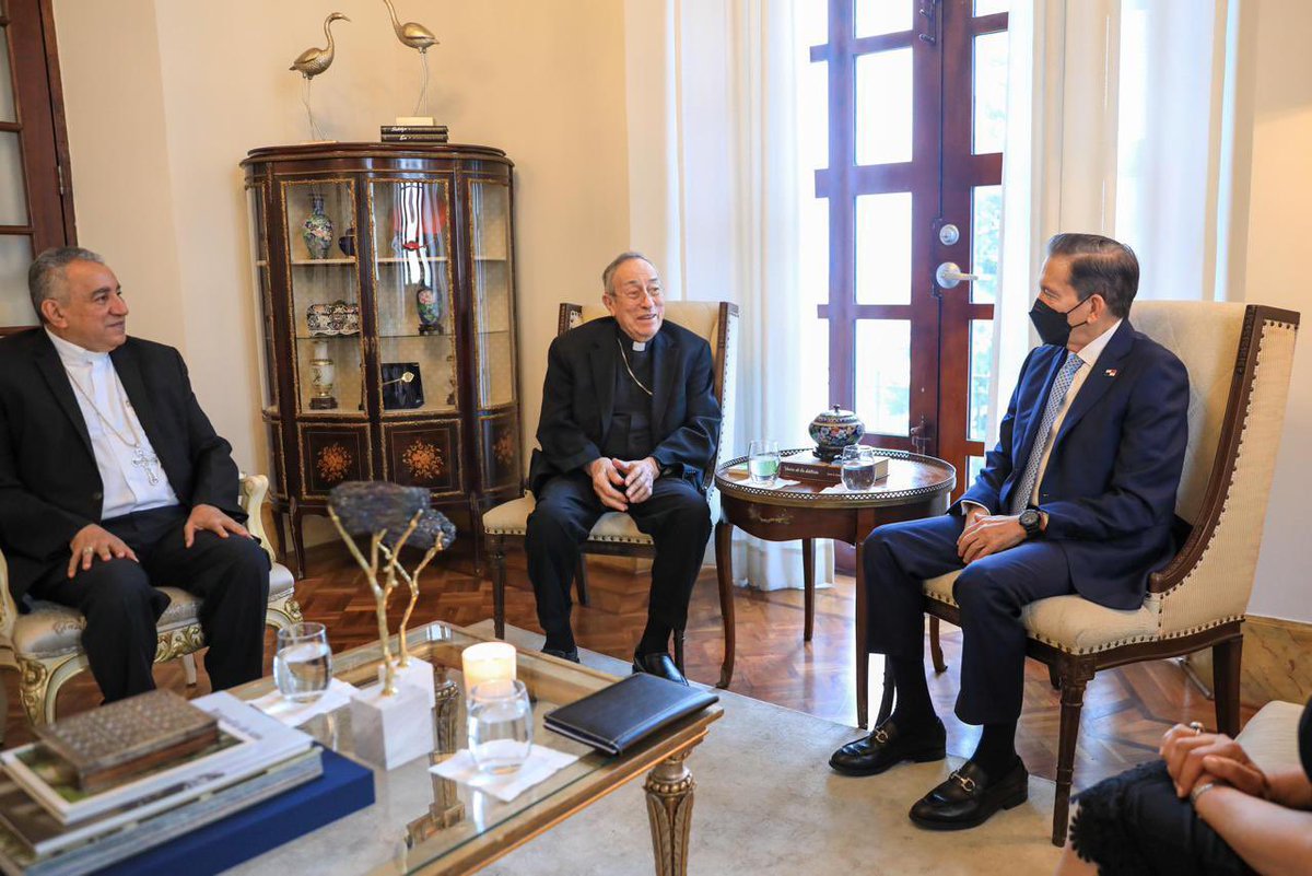 Complacido con la visita de su Eminencia Reverendísima Óscar Cardenal Rodríguez Maradiaga, Arzobispo Emérito de Tegucigalpa. Su dedicación y compromiso con los valores humanos son inspiradores. Que su estancia en nuestro país fortalezca los lazos de fraternidad y solidaridad.