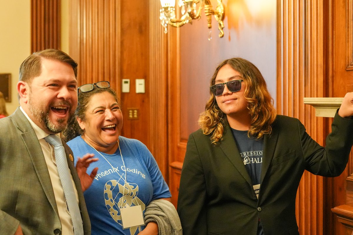 These brilliant students from @puhsd_pca designed an app to alert drivers with heart conditions if their heart rate could cause unsafe driving. I was proud to welcome them to the Capitol today as my winners of the @CongressionalAC!