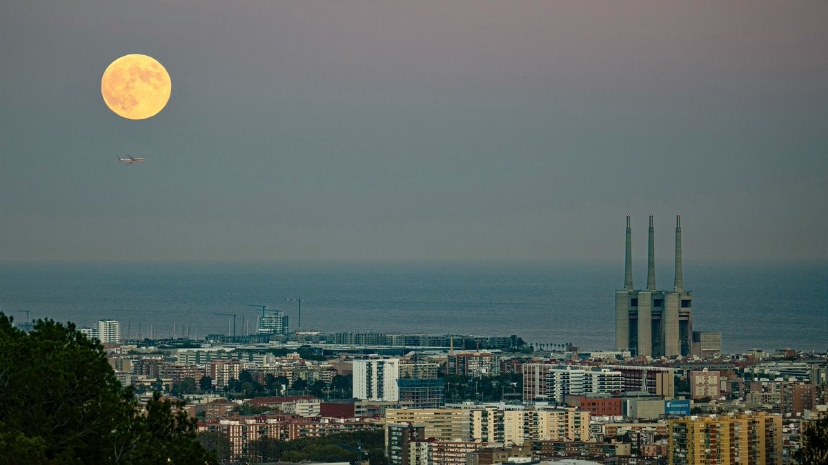 Lojaume's tweet image. Lluna plena - Full moon
Les tres xemeneies V - The three chimneys V - Sant Adrià de Besòs, Catalonia.

#paisatges #panoramicview #skyline #barcelona #barcelonaphotographer #barcelona_imatges #moon #catalonia #imatges_de_catalunya #poblesdecatalunya #barcelona_imatges