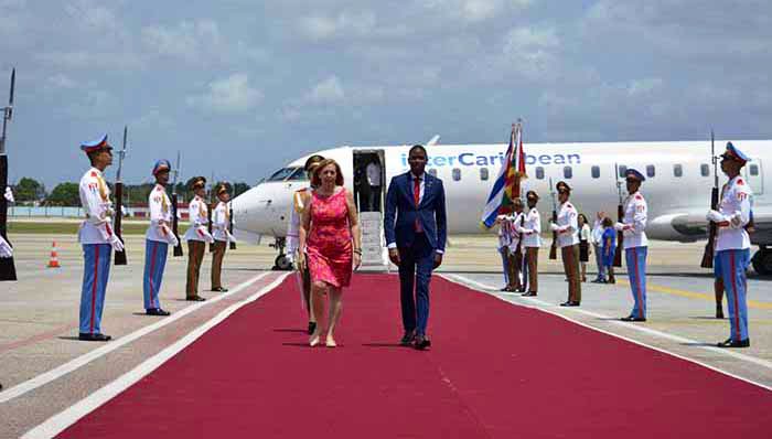 Bienvenido a #Cuba, estimado primer ministro de Granada, Dickon Mitchell. Esperamos que se sienta en nuestra Patria como nos sentimos nosotros en ese hermano país, con el que estamos celebrando 45 años del establecimiento de relaciones diplomáticas.