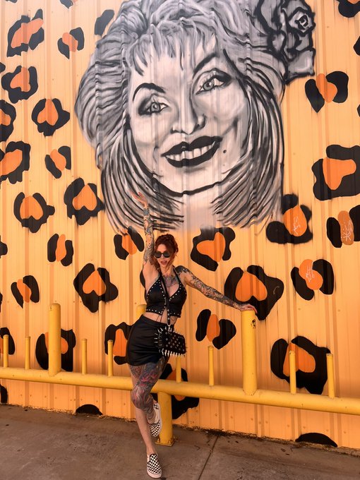 In Dolly we trust. https://t.co/VoYWk7riQD<a href="/tag/baddragon"class="tags"><span>#baddragon</span></a><a href="/tag/altstarawards"class="tags"><span>#altstarawards</span></a>