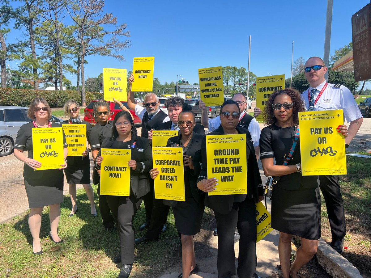 .@AFAUnitedMEC was loud on the picket line today for a #ContractNow. The latest action from Flight Attendants comes on the heels of United Executives receiving double-digit compensation increases in 2023. #FlightAttendantsFightBack #PayUsOrCHAOS