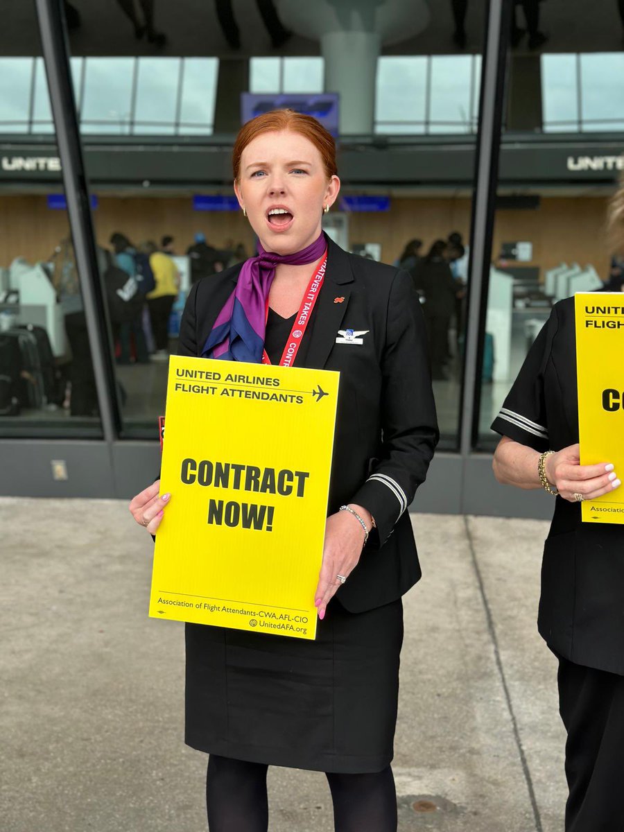 afa_cwa's tweet image. .@AFAUnitedMEC was loud on the picket line today for a #ContractNow. The latest action from Flight Attendants comes on the heels of United Executives receiving double-digit compensation increases in 2023. #FlightAttendantsFightBack #PayUsOrCHAOS