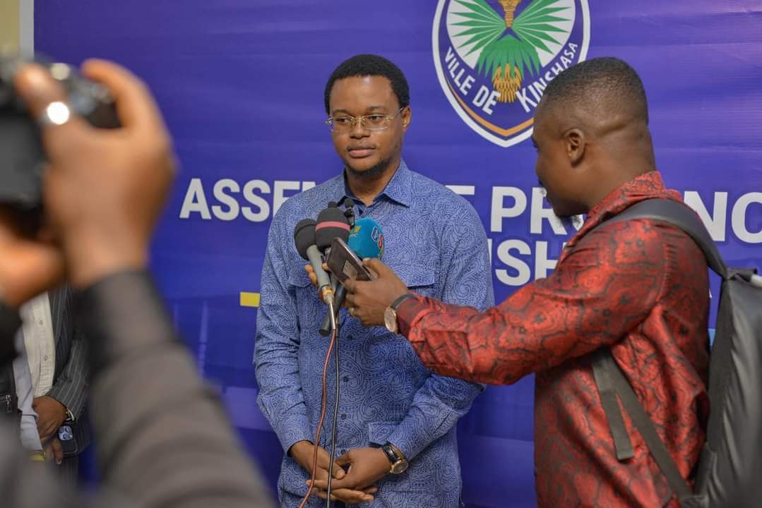 Ce jeune, Babaka Phanzu Jared est candidat Rapporteur au Bureau définitif de l'Assemblée Provinciale de Kinshasa. Bien qu'il est premier suppléant de @PatrickMuyaya , qui ne me convainc pas, il représente le renouvellement de la classe politique à mon avis. À ce titre, il a mon…