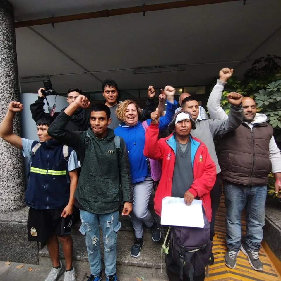 💪AL FIN todos en libertad.
Los 10 detenidos ayer cuando participaban de la protesta masiva de organizaciones sociales y piqueteras, que reclamaba por la restitución inmediata de los alimentos a los comedores populares, ya se encuentran libres

 #politicaargentina #piqueteros