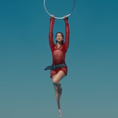 Dua Lipa en su nuevo videoclip con una pose similar a la de Miley en la portada de Endless Summer Vacation.