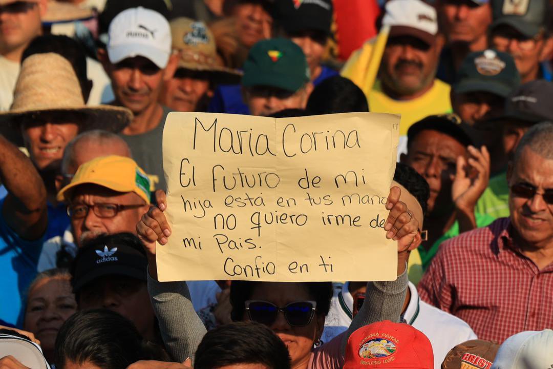 MariaCorinaYA's tweet photo. Gracias, Yaracuy, qué grandes son ustedes!!!

Hoy, una vez más, demostramos que todo se construye con base en la confianza. Es lo que nos permite creer, arriesgarnos, persistir, construir y triunfar.

La confianza es recíproca: si tú confías, confiarán en ti. 
Hemos construido paso a paso, día a día, redes de confianza entre millones de venezolanos. 

Esta es la base de la convivencia ciudadana y de la gobernabilidad futura.
Estoy dedicada en cuerpo y alma a preservar lo que hemos construido y hacerlo crecer mucho más, para GANAR. Hasta el final.