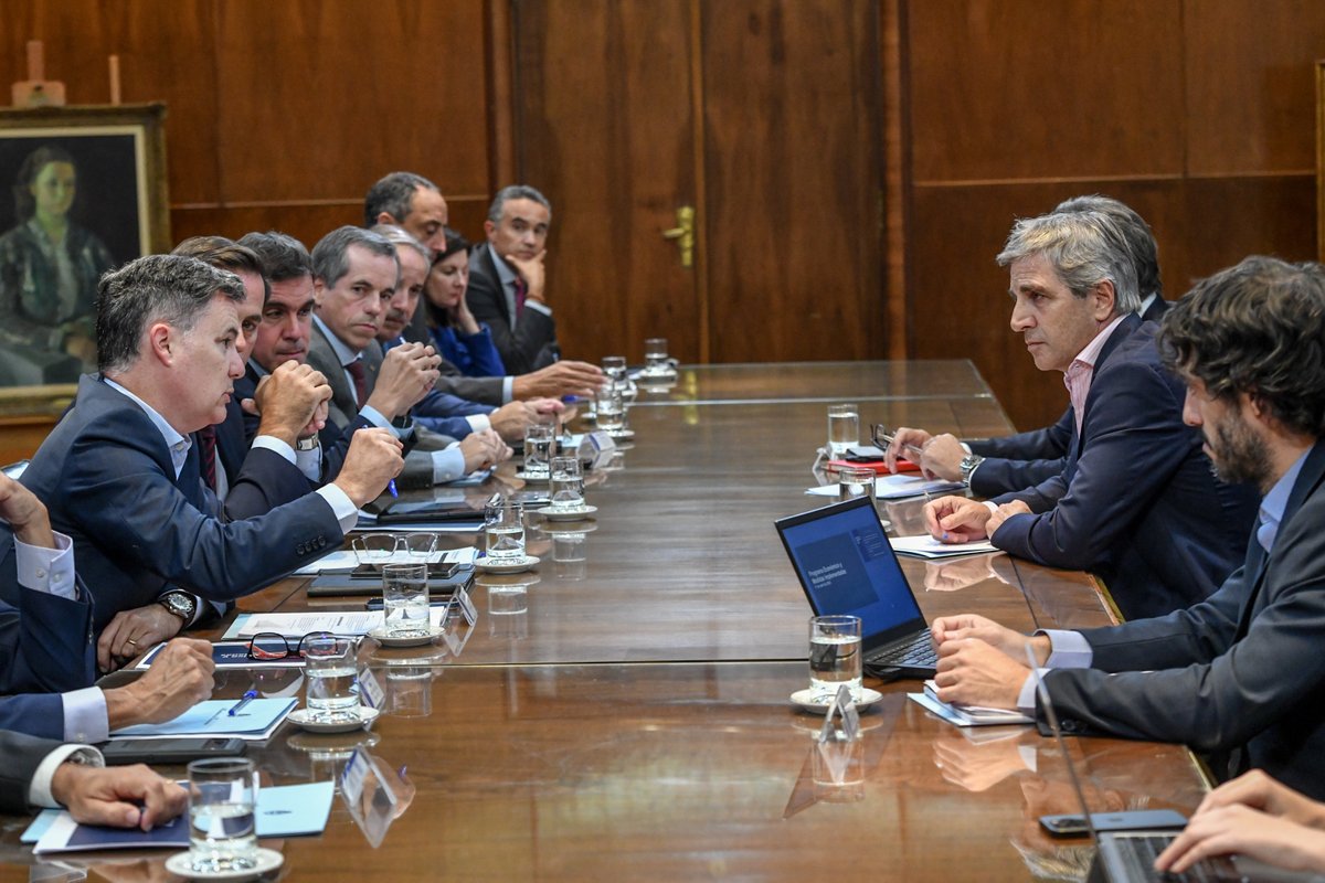 Luis Caputo se reunió con representantes del sector automotor El ministro de Economía, @LuisCaputoAR, mantuvo un encuentro con empresarios del sector automotor en el que se analizó la situación del mismo y se dialogó sobre la importancia de mejorar la productividad tanto para el