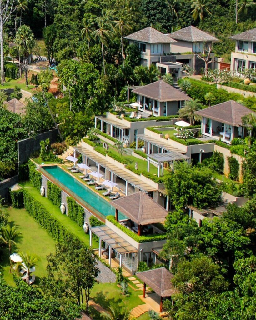 Our 6 bedroom villa in Koh Samui is built on four levels, cascading down a lush green hill to a sandy beach waiting right below. Besides kayaks and paddleboards, there’s a 20-metre-long pool, two Jacuzzis and an outdoor cinema to keep you entertained.

F… instagr.am/p/C5ox2XrttUZ/