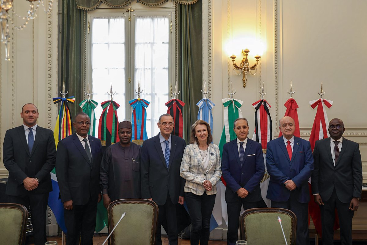 Meeting with Ambassadors of the Group of African Countries 🌍 Foreign Minister Mondino met with Ambassadors of the Group and highlighted the dynamic nature of the African continent, its geopolitical relevance and its economic and demographic growth. 📎cancilleria.gob.ar/en/announcemen…