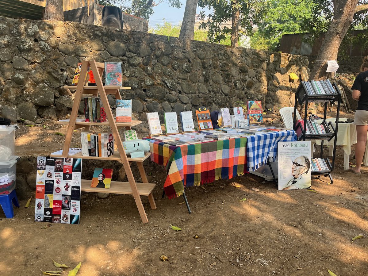 This was the 13th time I had my bookstand <a href="/btcfarmersmrkt/">Bitcoin Farmers Market</a> with the complete setup and both of my new bookshelves.

And there were even more visitors this time at the new location at Plaza Mango Verde in El Zonte <a href="/Bitcoinbeach/">Bitcoin Beach</a>...😀

<a href="/AynRandOrg/">Ayn Rand</a> <a href="/mises/">Mises Institute</a> <a href="/PerBylund/">Per Bylund</a> <a href="/saifedean/">Saifedean Ammous</a>