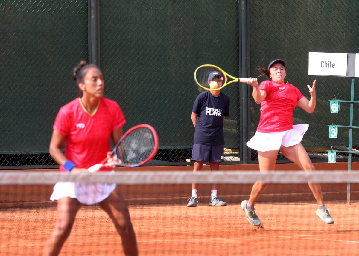 ¡SEGUNDO TRIUNFO AL HILO! 🔥🔥🔥 El Team Chile 🇨🇱 de Tenis Femenino 🎾 superó por 2-1 a Ecuador 🇪🇨 en su tercera serie en el Grupo I Americano de la Billie Jean King Cup, el torneo de países más importante del mundo. En Bogotá 🇨🇴, Antonia Vergara perdió el primer punto…