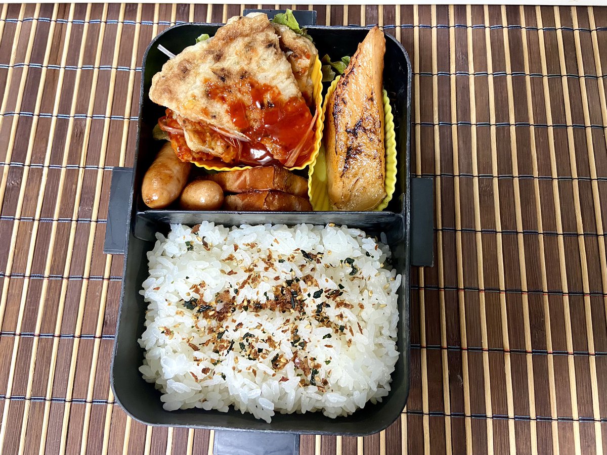 おはようございます✨

今日のお弁当🍱
🥢鮭のはらみ焼き
🥢すりおろし山芋焼き
🥢ハム&ウィンナー

4月12日　#お弁当記録