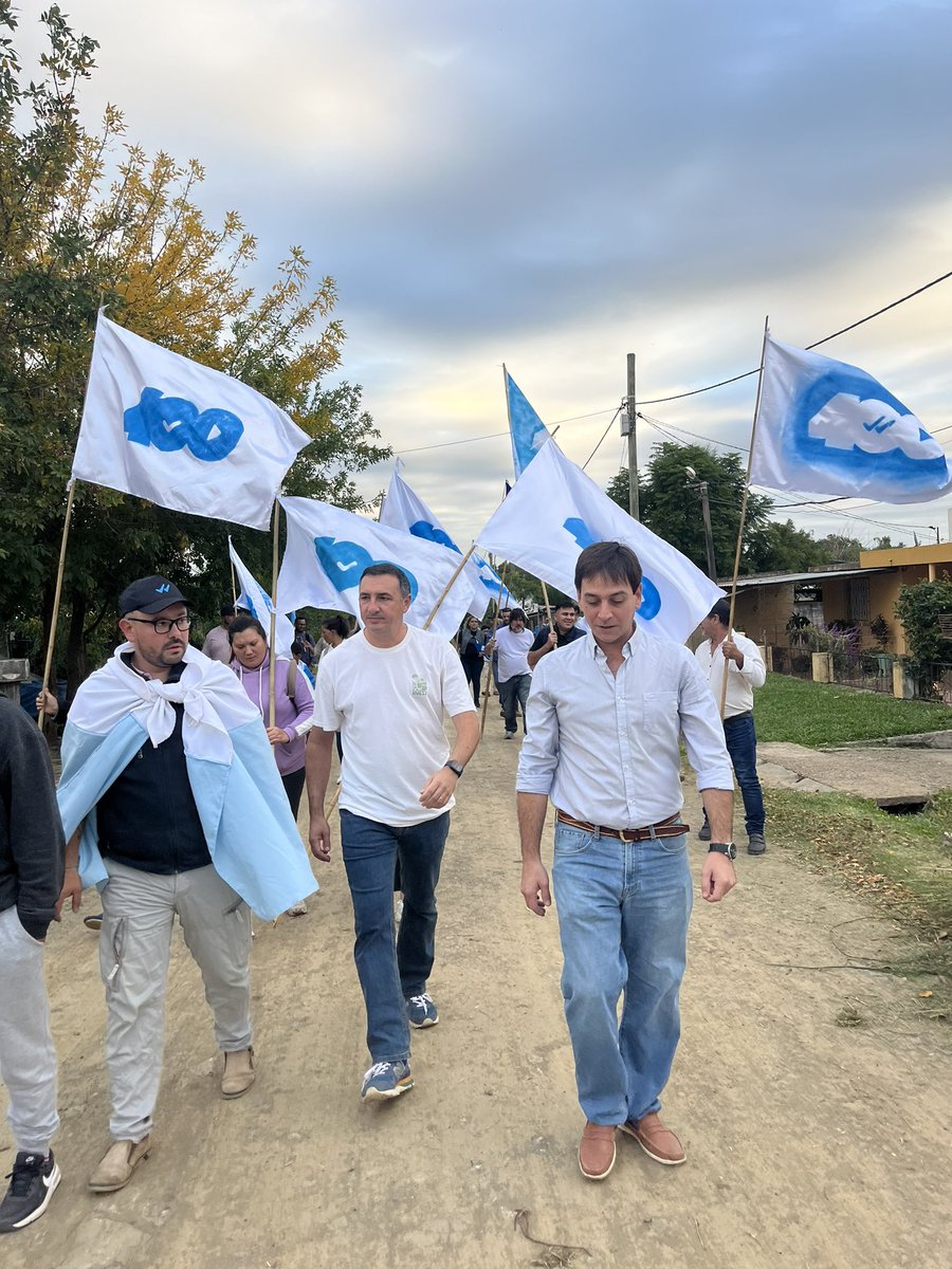 Junto a @CarlosAlbisu y @ConstenlaPablo recorrimos el Barrio Williams, al estilo de la 400, en cercanía con los vecinos. ¡Más unidos que nunca por un Salto mejor! @AlvaroDelgadoUy Presidente @CarlosAlbisu intendente @ConstenlaPablo Diputado 🙌🏻🇺🇾 #La400NoPara