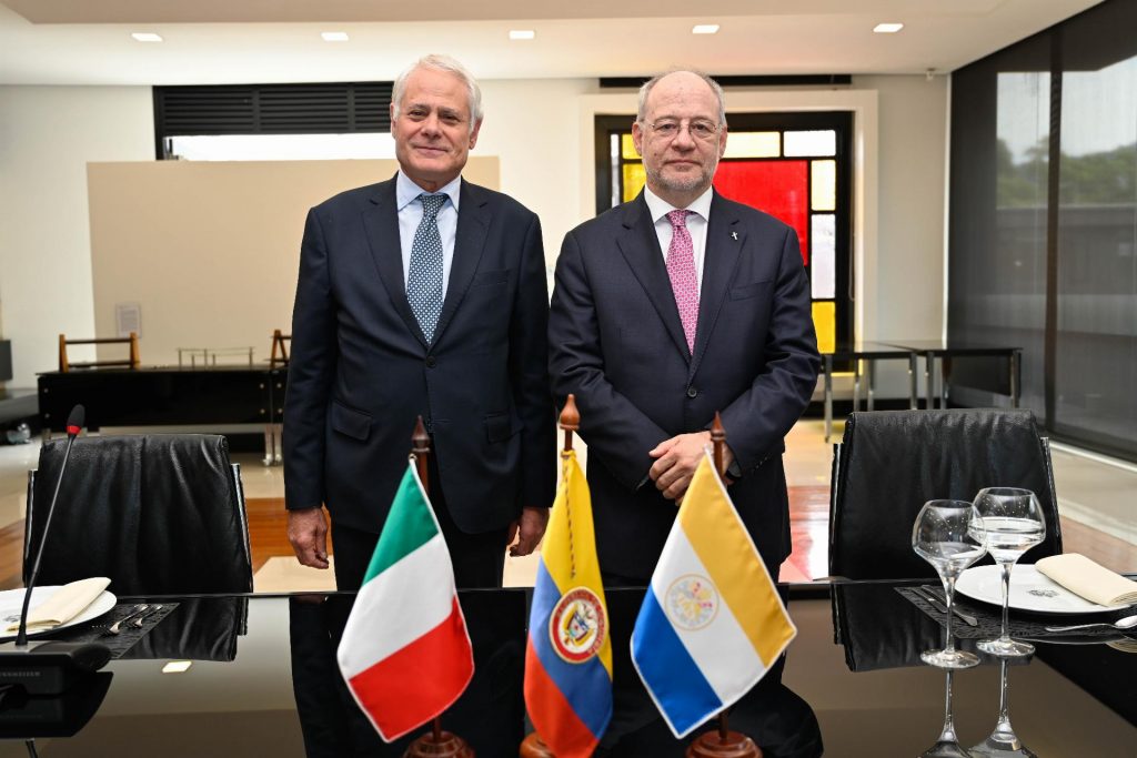 El pasado 9 de abril, el Embajador de Italia en Colombia, Giancarlo Maria Curcio, visitó las instalaciones de la Universidad Javeriana en Bogotá, donde se reunió con el Rector, Padre Luis Fernando Múnera Congote, y otros líderes académicos. @UniJaveriana ambbogota.esteri.it/es/news/dall_a…