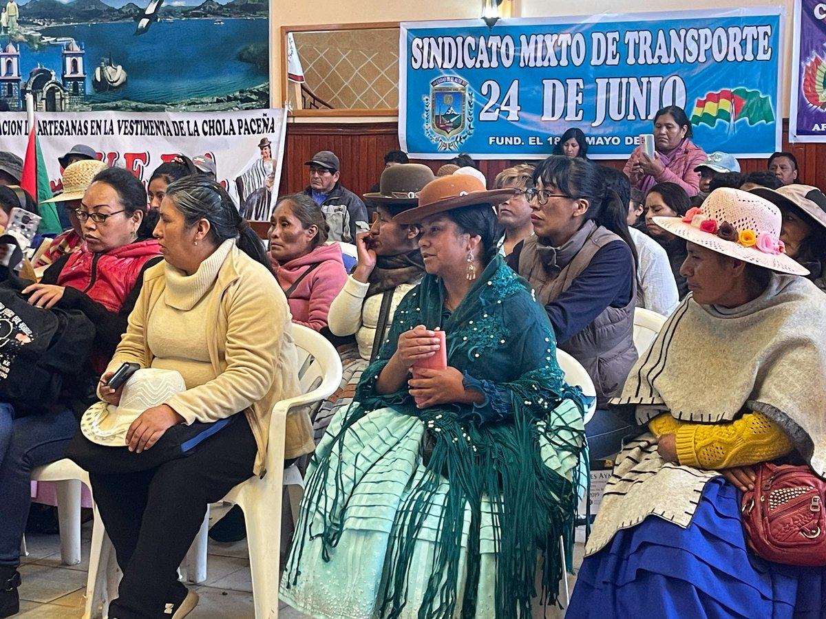 Lindo encuentro con mujeres dirigentes de la ciudad de El Alto. Siempre lo dije, ellas son más honestas, disciplinadas y más concientes. Agradecido por sus palabras de aliento y los obsequios que recibimos con mucho cariño.