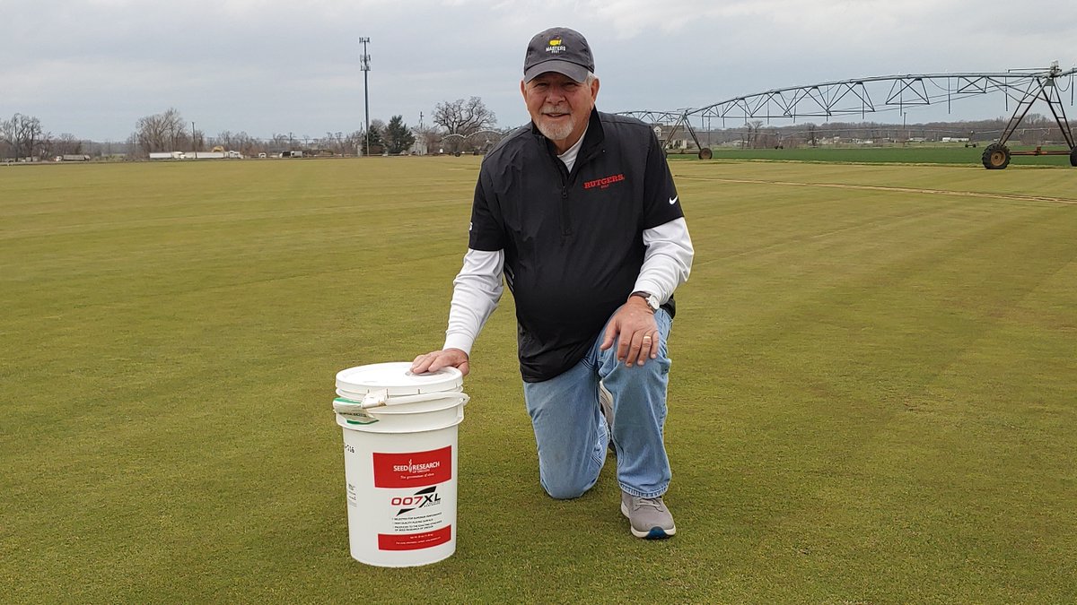 Golf courses across the globe use grasses developed by @RutgersU alumnus Richard Hurley GSNB’83. From the @TheMasters to the @WhiteHouse to #Tokyo2020, he has left a mark on the sport. @RUAthletics @R_Fund @RU_Turf_School @UMensGolf @RutgersWGolf #WEAREYOU bit.ly/3JevLRW