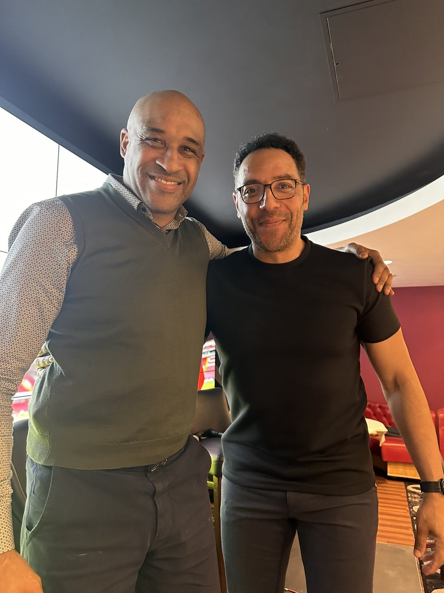 Thanks to all the Blades who came to the Grosvenor casino tonight to listen to the huge legend @deanobri1968 and myself, some great questions were asked and I really had a wonderful time. Thanks to John Green and his staff for putting on the event 👏🏾 #twitterblades #sufc