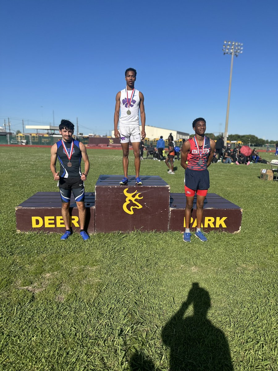 Congratulations to @Jedadiahhh on being your UIL 6A 21/22 Area meet champion in the 800 with a new PR and school record of 1:54.73. @HumbleISD_Ath @HumbleISD_HHS @RustyO1983 @HumbleISD