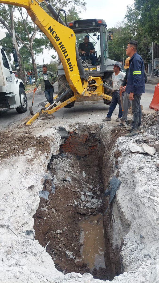 👷#BrigadaSACMEX continúa trabajando para eliminar #fuga de 12 pulgadas de diámetro en📍Vallejo esquina 8A en la colonia Santa Rosa, @TuAlcaldiaGAM, en coordinación con personal de la Alcaldía. Continuamos atendiendo sus reportes. 🛠️🚚