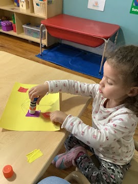 Today our friends used tissue paper to create umbrellas on art paper.
#playfuldiscoveriesii #playfuldiscoveries #gfdc #groupfamilydaycare #daycare #nycdaycare #preschool #nycpreschool #earlylearning #tissuepaperart #tissuepaper #paperart #umbrellas #paperumbrellas #artforkids