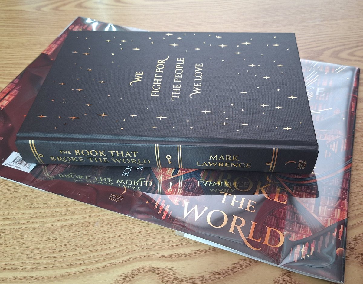 @Mark__Lawrence's new book, the Locked Library special edition of #TheBookThatBrokeTheWorld is absolutely stunning. Here it is in all its glory with it's amazing sprayed edges and alternative dust jacket. Also includes a ribbon marker. @HarperCollinsUK hit it out of the park.