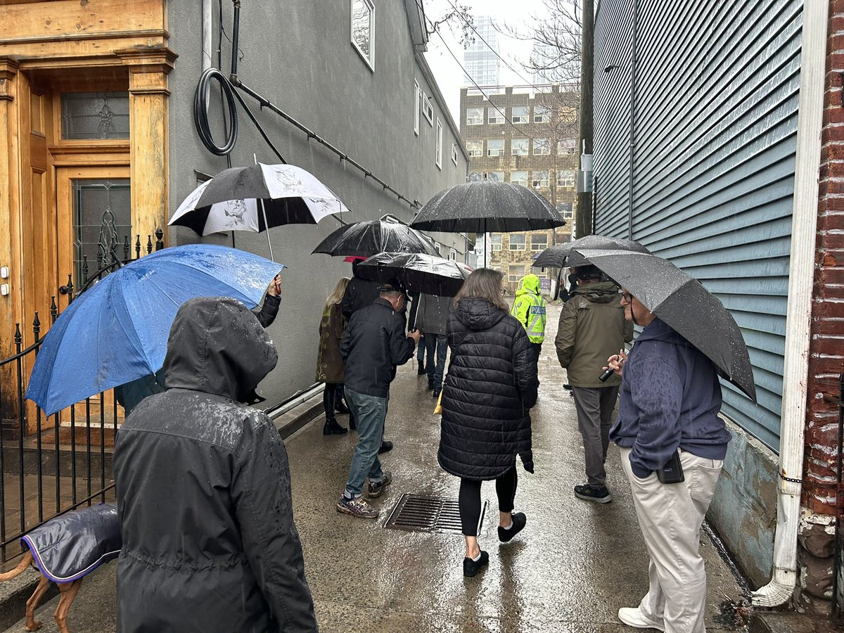 Thanks to the 15 very dedicated members of the #MossPark #CabbagetownSouth community who joined us for a laneway #communitysafety walk. Rain didn’t dampen the good ideas & desire to improve our Neighbourhood! @CPLC51Division /hd