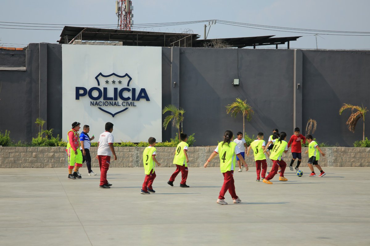 La alegría de los alumnos del Centro Escolar Los Naranjos, de Apopa, contagió el Cuartel Central conocido como El Castillo. Recorrieron las instalaciones y finalizaron su visita con un partido de fútbol en la plaza policial. #PlanControlTerritorial