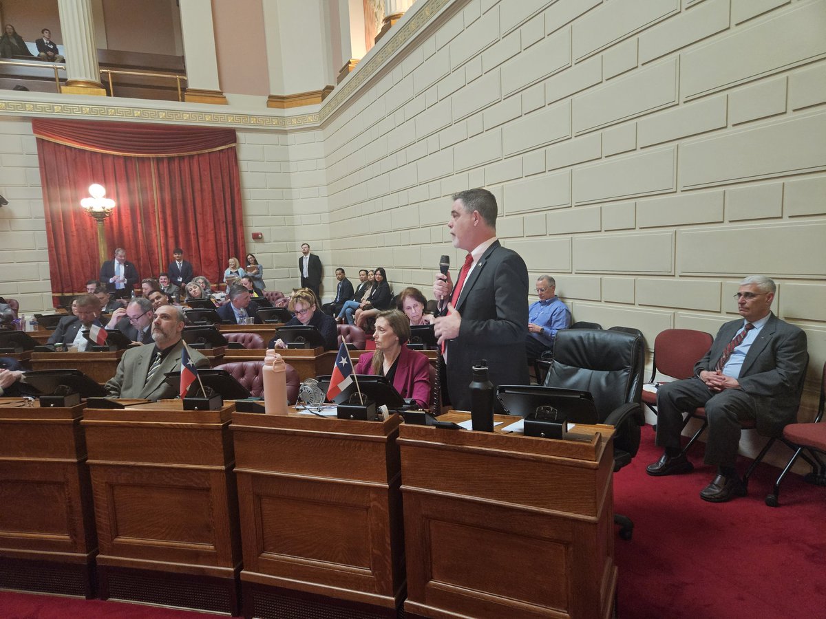 Catching up with former House colleagues, Representative John Loughlin (Ret.) joined Leader Michael Chippendale to be recognized on the House Floor. @MikeWChip @LoughlinRI1 @JonDBrien1