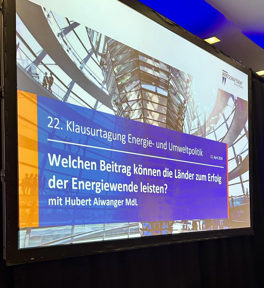 Rede beim Wirtschaftsrat der Union in Berlin. Aufgrund zu hoher Ausgaben für Bürgergeld für Arbeitsfähige und unkontrollierte Zuwanderung fehlt dem Bund das Geld für Investitionen in die Wirtschaft und wettbewerbsfähige Energiepreise. Das führt zu Wohlstandsverlust. Umsteuern!