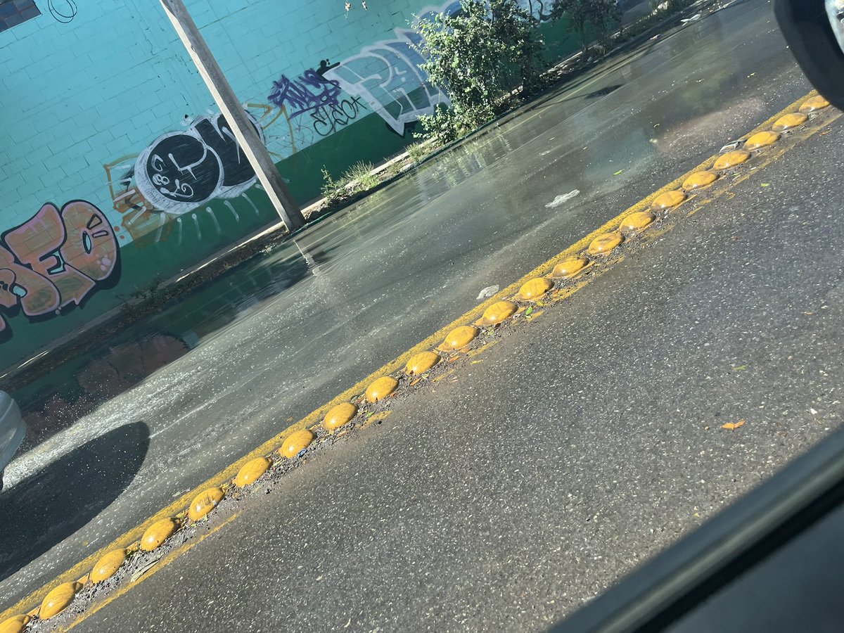 Vasco de Quiroga esquina con avenida granjas tiene ya un mes que diario se vierten aguas negras a la. Vía pública que pasa aquí @Interapas @seduvopsanluis @CiudadanosObser @RGC_Mx @Vialidad_SLP