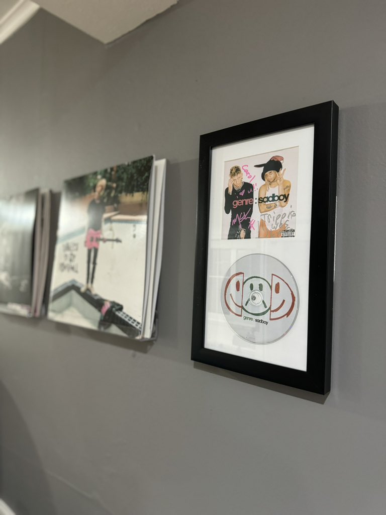 carolEST19XX's tweet photo. The perfect spot to my autographed cd
Missing you @machinegunkelly 😭🩷 https://t.co/f9Ymybom6x