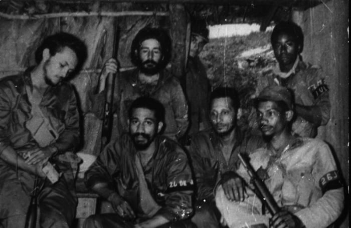 📆 #11DeAbril 1958 A propuesta de #FidelCastro, las tropas del Tercer Frente Oriental Dr. Mario Muñoz Monroy, bajo el mando del Comandante Juan Almeida Bosque, atacan el polvorín de El Cobre, a menos de 20 km de la ciudad de Santiago de #Cuba. 🇨🇺 #CubaViveEnSuHistoria