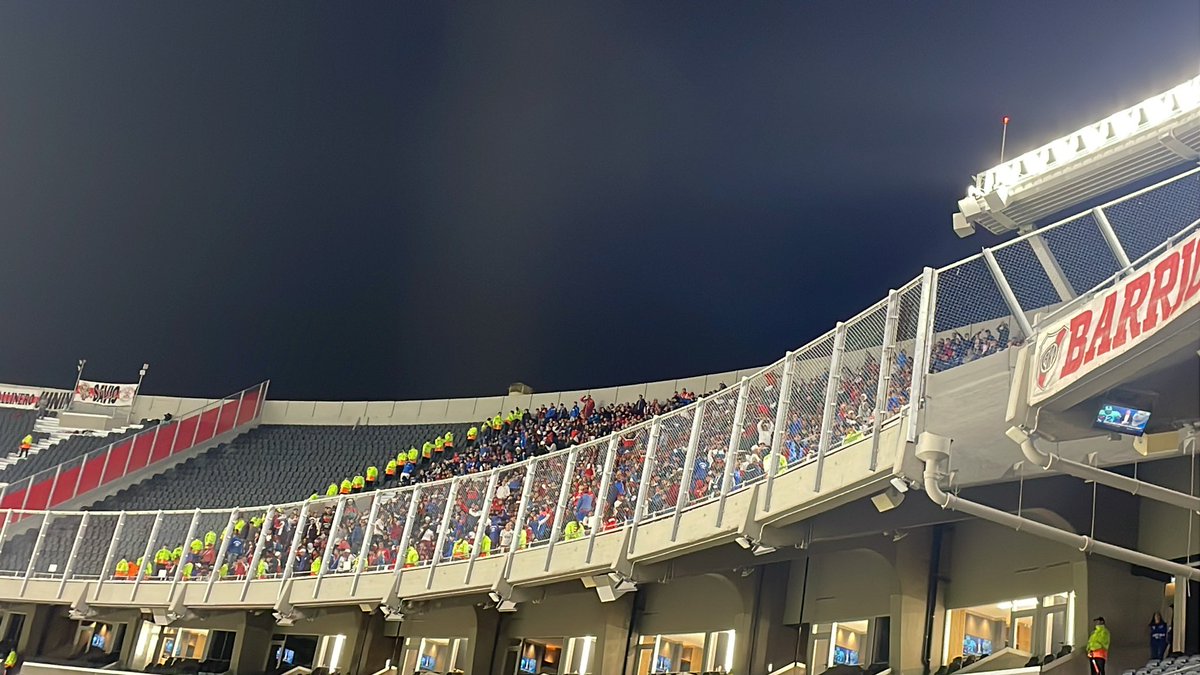 🇦🇷 Los hinchas de Nacional desde muy temprano ubicados en la tribuna asignada. ➡️ La delegación ya está en el Monumental. 🎙️ Está en vivo @Sport890. ✈️ Presenta: #AfinTravel (Diego Labrocca: 099329333)