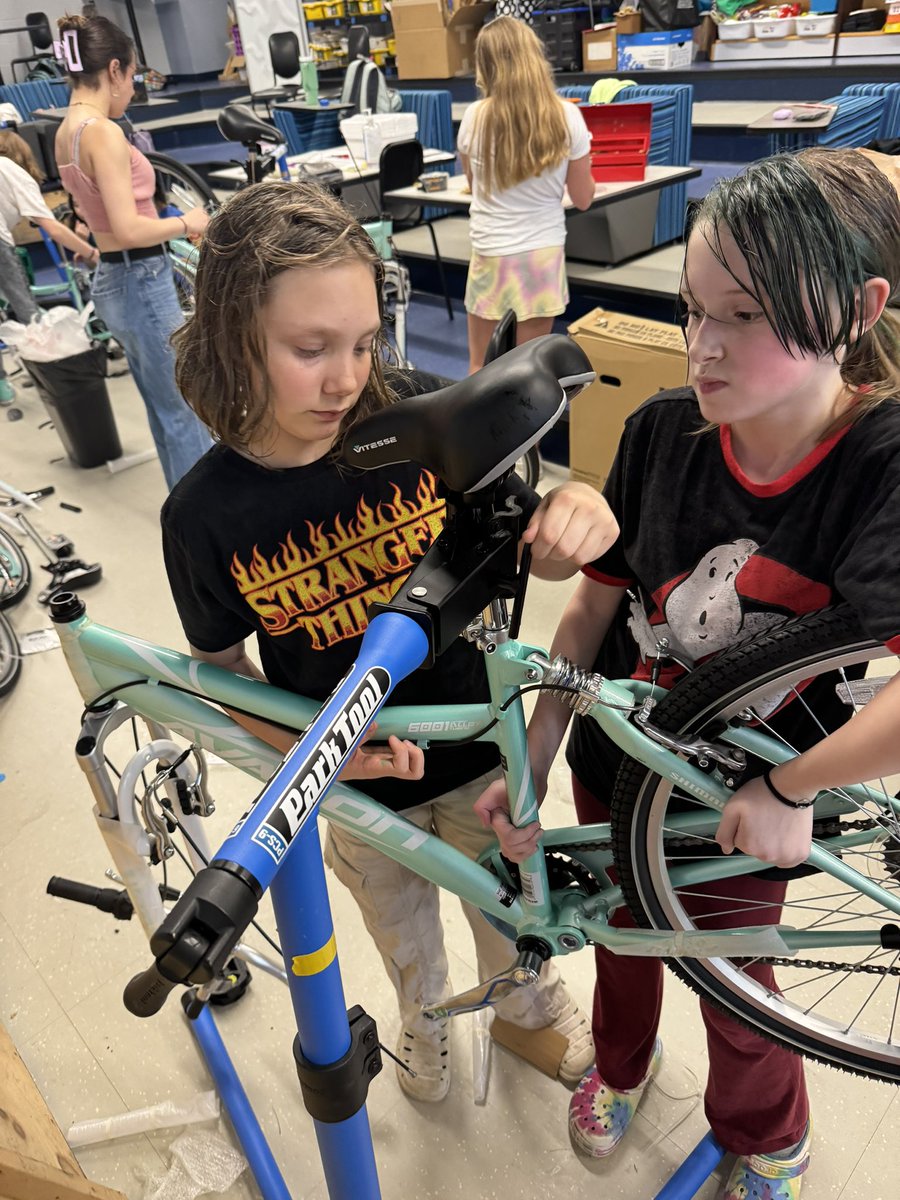 Our @GCSCSTEM bikes were delivered and all assembled by the @FTHighlandsMS #Gearshifters with the help of some amazing @FTHighlandsHS volunteers within about 2 1/2 hours today! @FTSUPT