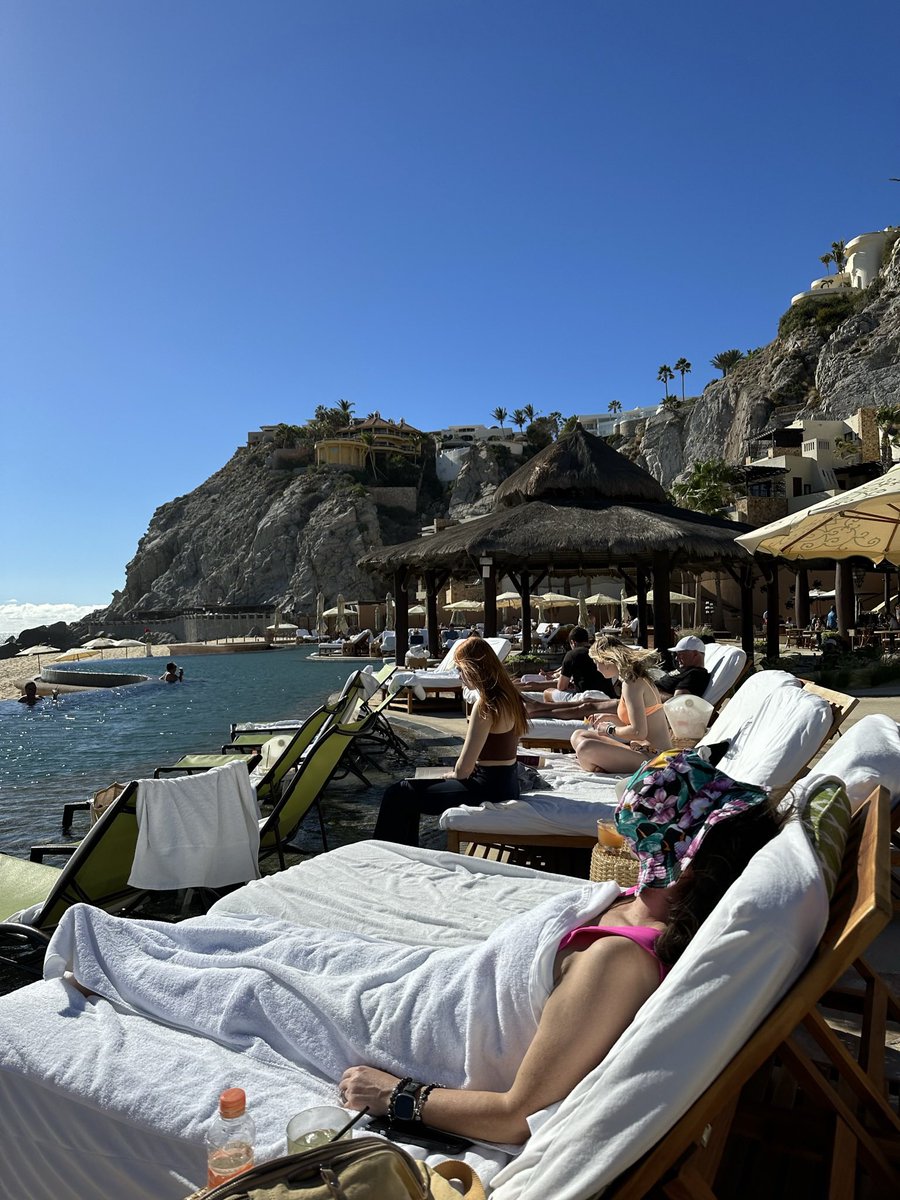 Everyone knows by now to keep face safe from skin cancer and premature aging you must protect yourself from the suns damaging UV rays. 🌞

AND there are many  ways to protect your face from the sun…
Picture 1: in UPF 50+ SóL Visors 
Picture 2: plopping hat on face