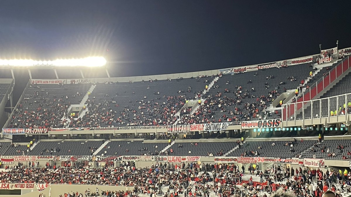 🏟️ Así luce el Estadio Monumental a falta de poco más de una hora para River vs Nacional. ➡️ La cancha impecable. 🚛 Presenta: @transur