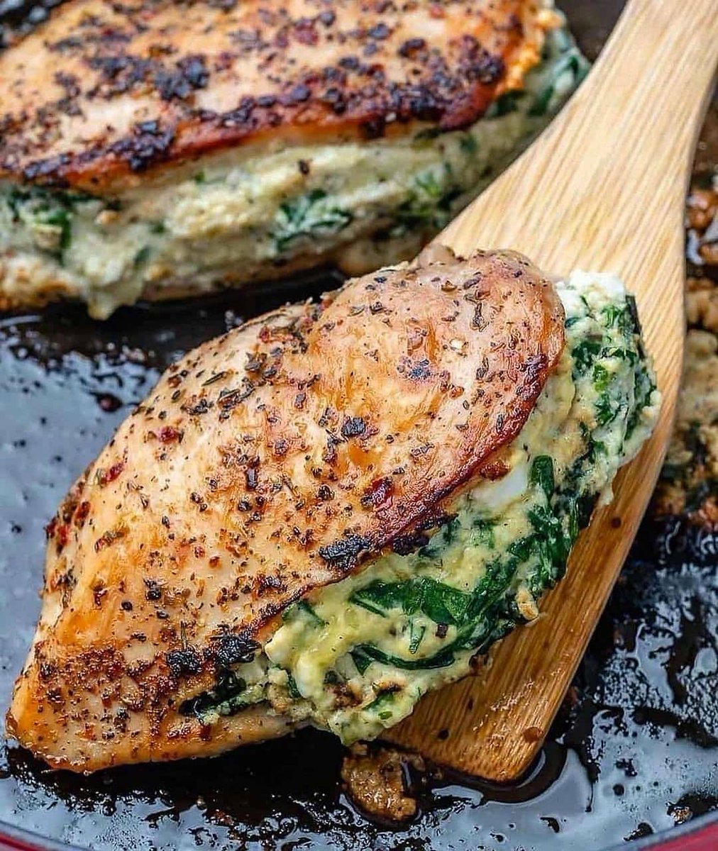 🍗 Spinach and Cheese Stuffed Chicken🤤🔥 🙋Don’t forget to Get FREE eBook 🎁📩 'Ketogenic Diet: 365 Days of Keto, Low-Carb Recipes for Rapid Weight Loss' are available. Click the link below to get your ebook 👇 beacons.ai/lowcarbjiji/ By: healthyfitnessmeals #keto #lowcarb