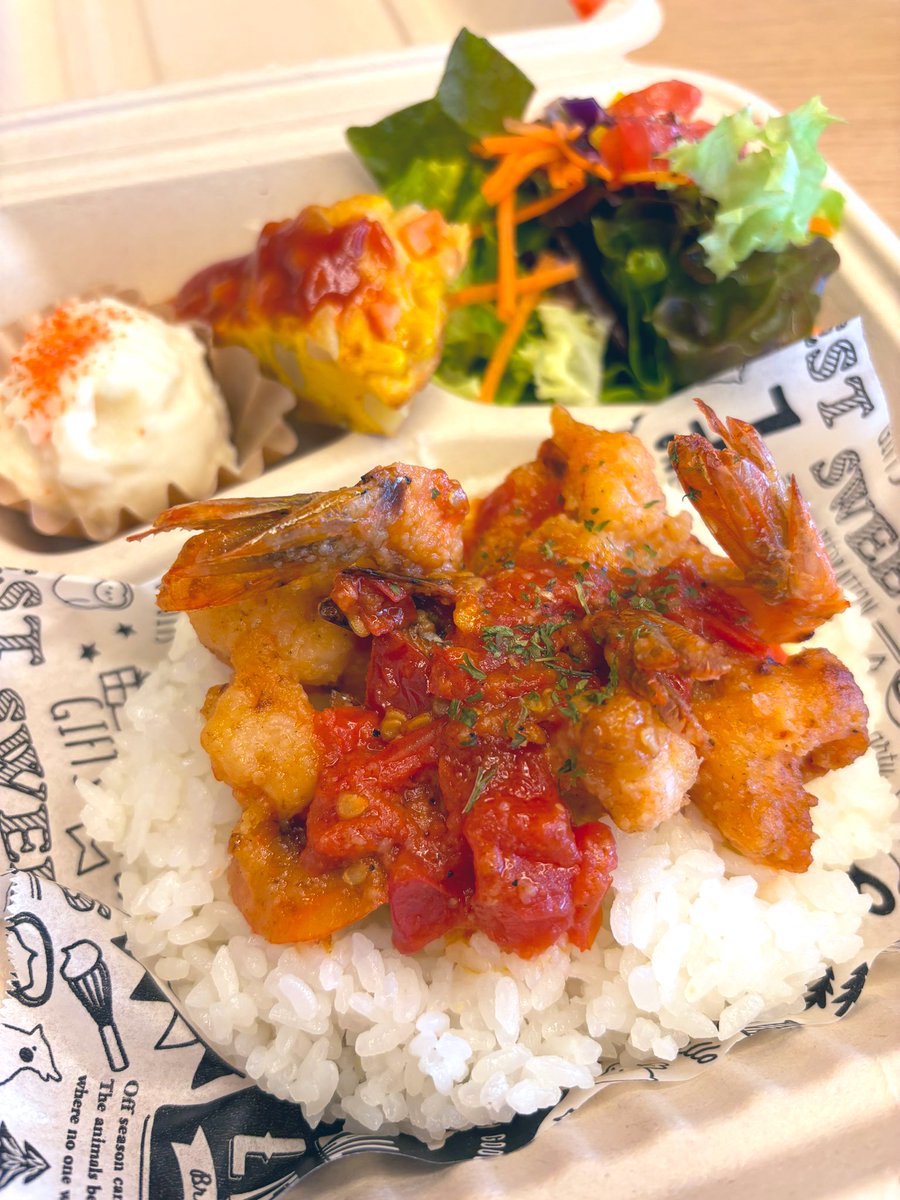 red_moon_ko's tweet photo. 今日のランチ🍽
"ガーリックシュリンプ"🍤
お店でゆっくり食べる時間がなかったから、今日はテイクアウトしました🍱
美味しかったぁぁぁ😋
#ランチボックス
#ランチ
#お昼ごはん
#rexcafe
#テイクアウト
#ガーリックシュリンプ
#いただきます
#ごちそうさま https://t.co/OfgbwQGWuS