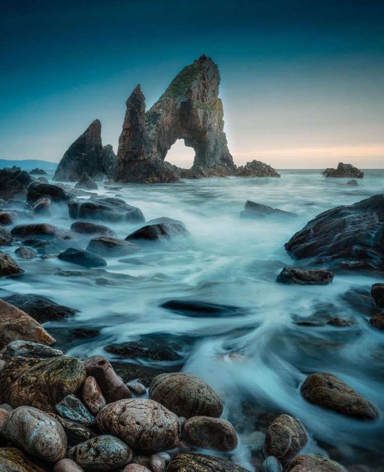 Crohy Sea Arch / Thanks to @richardwatsonphoto/instagram for the shot #donegal #ireland @wildatlanticway @Failte_Ireland