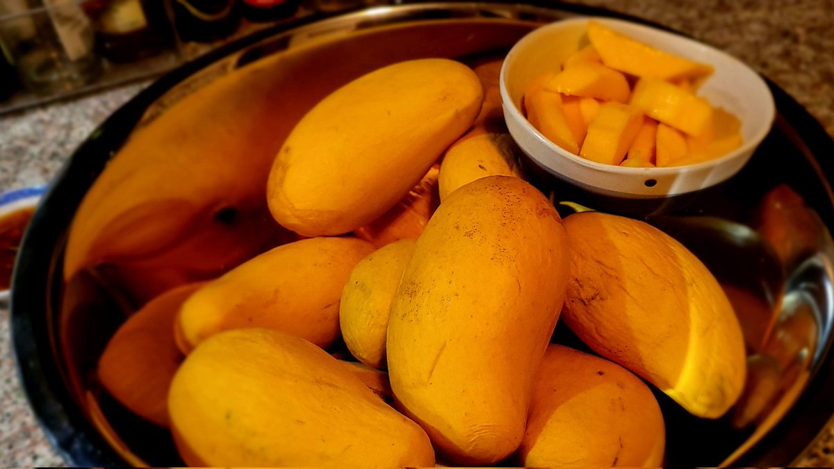Ripe Thai mango. $17.99 (Box of 18)
Purchased today in Redlands, CA.

'buT tHe biDen EcomoNy...'