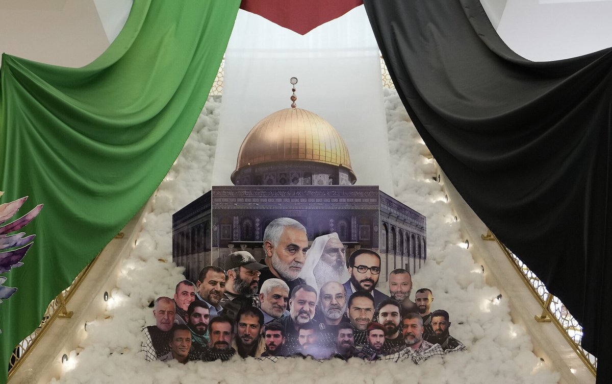 The Iranian terror regime 🇮🇷 displays a collage of “martyred” terrorists at Al-Aqsa mosque. Little do the mullahs realize that is not the Al-Aqsa mosque - it is the Dome of the Rock shrine.