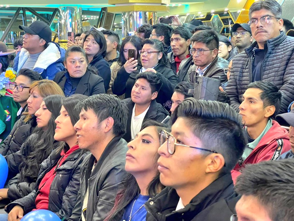 Estuvimos en nuestro primer encuentro de juventudes de la ciudad de El Alto. Felicito la buena organización y la impecable disciplina. Es muy esperanzador ver jóvenes con principios, con valentía y solidaridad. Además, dedicados, trabajadores y con vocación de industria y…
